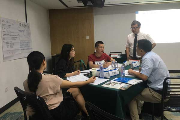 老師指導(dǎo)學員 (2).jpg 老師指導(dǎo)學員 (2).jpg