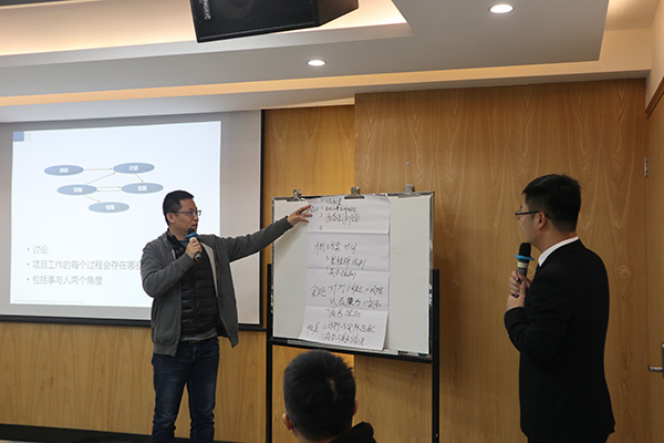 學(xué)員上臺(tái)發(fā)表 (2).JPG 學(xué)員上臺(tái)發(fā)表 (2).JPG